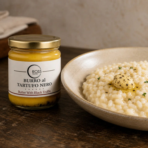 Burro al tartufo nero con Tuber aestivum che si scioglie in un risotto caldo e cremoso