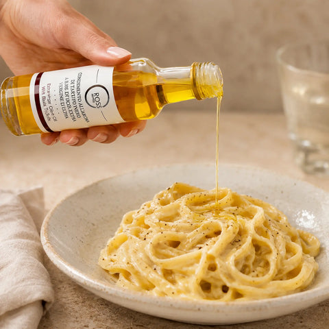 Olio d’oliva al tartufo nero versato a filo su tagliatelle calde e cremose