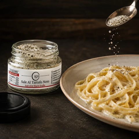 Sale al tartufo nero cosparso sulle tagliatelle calde e cremose prima di servire