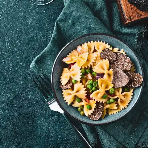 Pasta farfalle con piselli e tartufi.