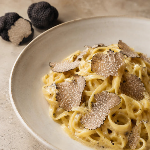 Tartufo di Borgogna fresco – Tuber uncinatum affettato sui cremosi tagliolini