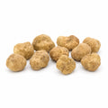 Tartufi bianchi Tuber magnatum freschi di media dimensione con superfici ocra pallido e variazioni naturali di forma