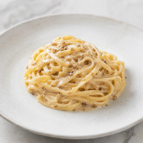 Pasta cremosa con tartufo bianco Tuber magnatum surgelato e tritato finemente
