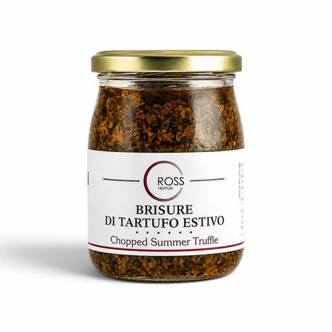 Vaso di vetro contenente Tuber aestivum tartufo estivo tritato in olio di oliva