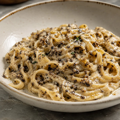Tartufo estivo Tuber aestivum tritato incorporato in una salsa cremosa per una distribuzione uniforme