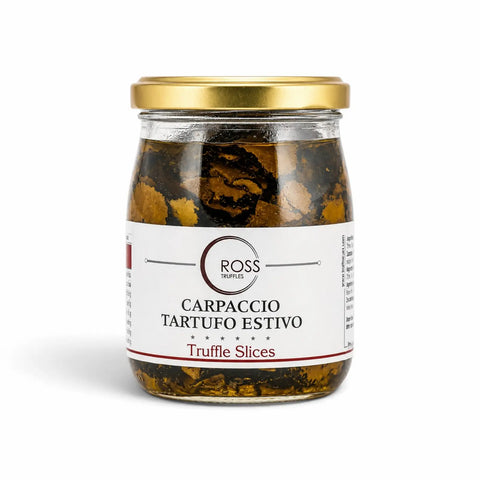Vaso di vetro contenente carpaccio di Tuber aestivum tartufo estivo affettato in olio d'oliva