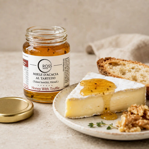 Miele al tartufo bianco con 2% Tuber borchii versato a filo su formaggio a pasta molle